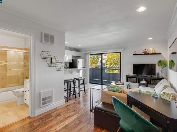 1 Embarcadero W 164, Oakland CA 94607