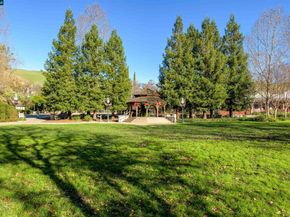 305 Mountaire Pkwy, Clayton CA 94517