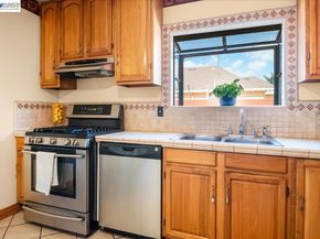 2751 Wallace St, Berkeley CA 94702