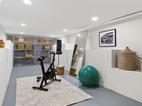 8301 Ney Ave, Oakland CA 94605