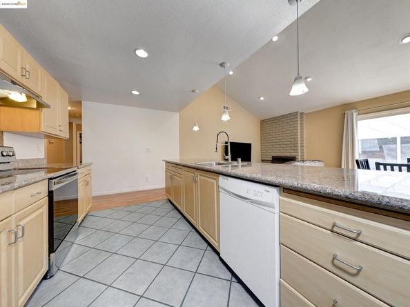 1208 Pinecrest Dr, Concord CA 94521