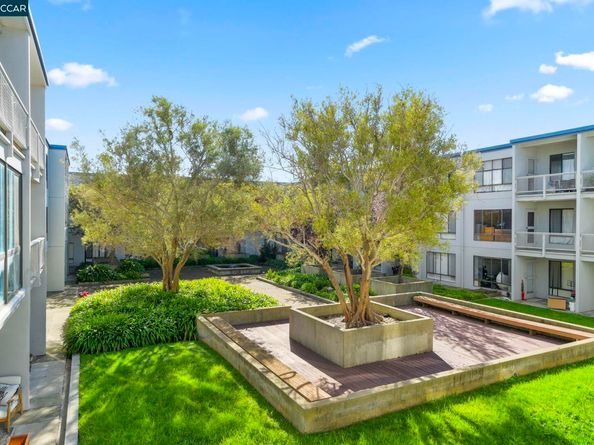 4 Commodore Drive D335, Emeryville CA 94608