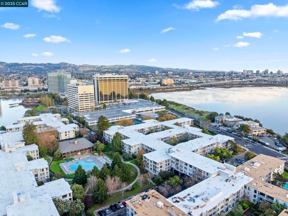 4 Commodore Drive D335, Emeryville CA 94608