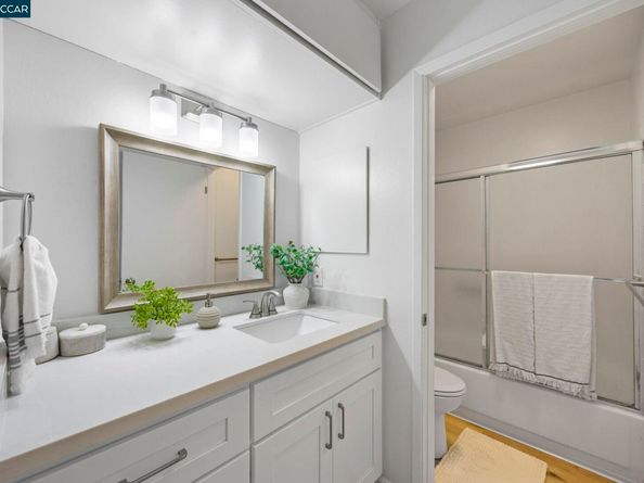 4 Commodore Drive D335, Emeryville CA 94608