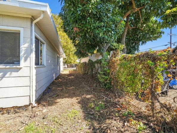 22939 Santa Clara St, Hayward CA 94541