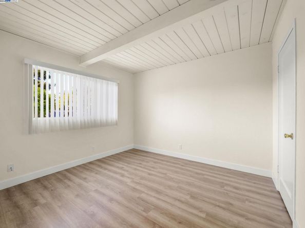 22939 Santa Clara St, Hayward CA 94541