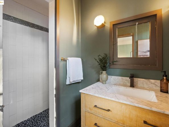 953 Grosvenor Pl, Oakland CA 94610