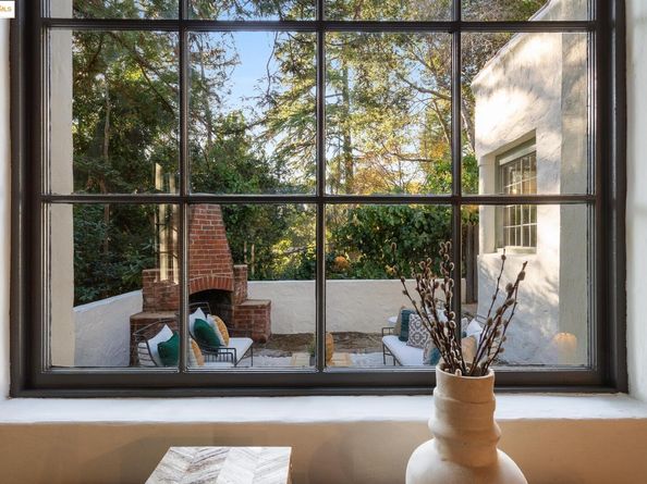 953 Grosvenor Pl, Oakland CA 94610