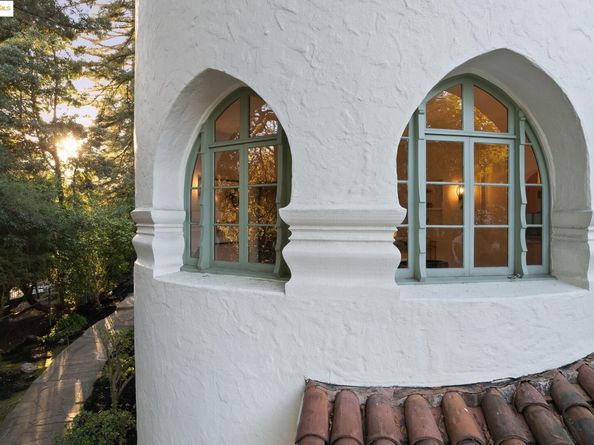 953 Grosvenor Pl, Oakland CA 94610
