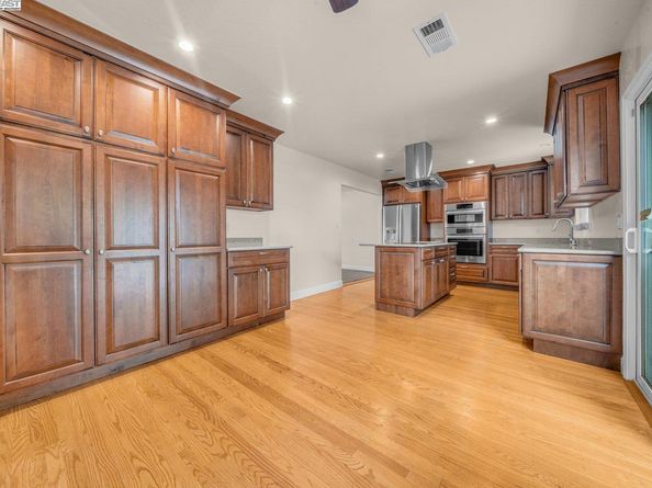 1876 Lynwood Dr, Concord CA 94519