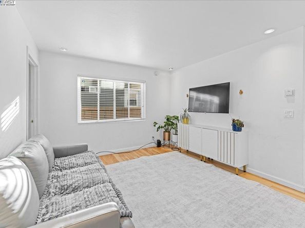 5121 Burlingame Ave, Richmond CA 94804
