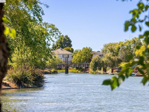 21 Ross Rd, Alameda CA 94502