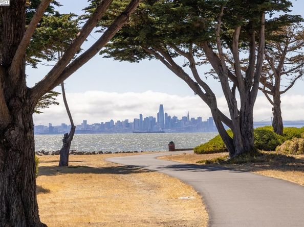 21 Ross Rd, Alameda CA 94502