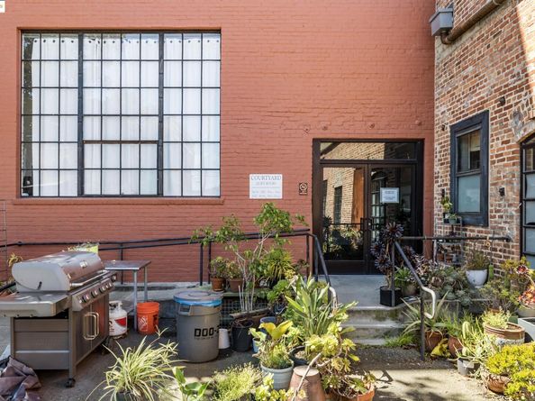 1018 4Th Ave 302, Oakland CA 94606