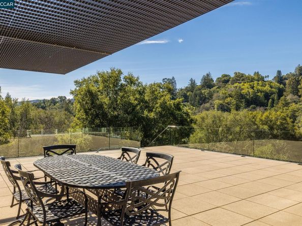 2 Crane Ct, Orinda CA 94563