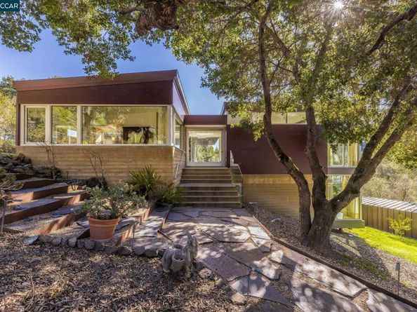 2 Crane Ct, Orinda CA 94563