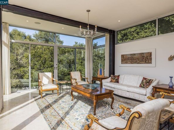 2 Crane Ct, Orinda CA 94563