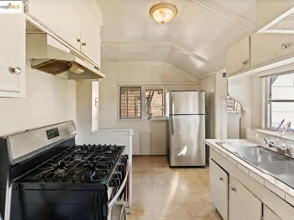 2440 12Th Ave, Oakland CA 94606