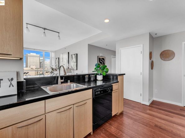 1 Lakeside Dr 1803, Oakland CA 94612