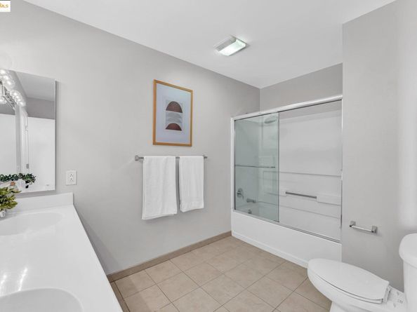 1 Lakeside Dr 1803, Oakland CA 94612