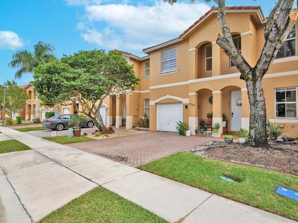 13564 NW 7th St, Pembroke Pines FL 33028