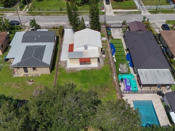 1852 NW 85th St, Miami FL 33147