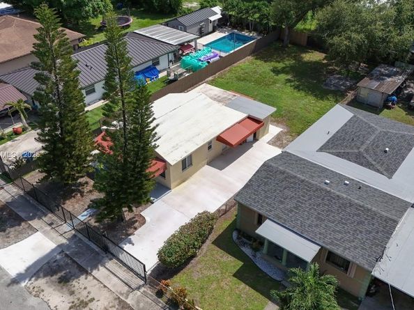 1852 NW 85th St, Miami FL 33147