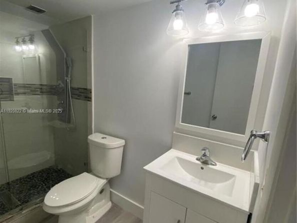 922 NE 199th St 1D, Miami FL 33179