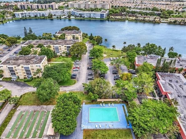 922 NE 199th St 1D, Miami FL 33179