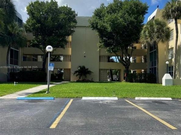922 NE 199th St 1D, Miami FL 33179