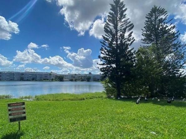 922 NE 199th St 1D, Miami FL 33179