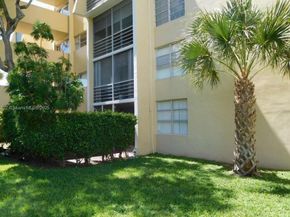 922 NE 199th St 1D, Miami FL 33179