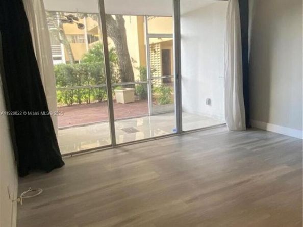 922 NE 199th St 1D, Miami FL 33179