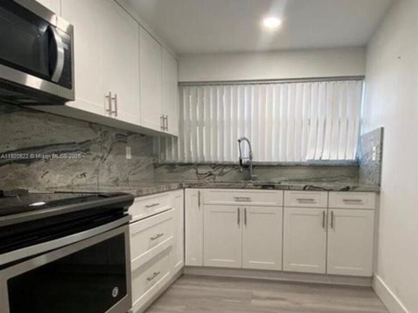 922 NE 199th St 1D, Miami FL 33179
