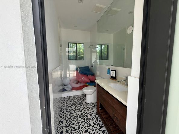 9600 SW 66th St, Miami FL 33173