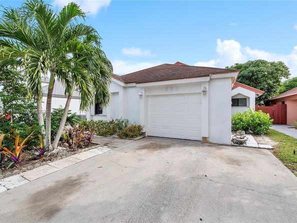 823 E Palm Run Dr, North Lauderdale FL 33068