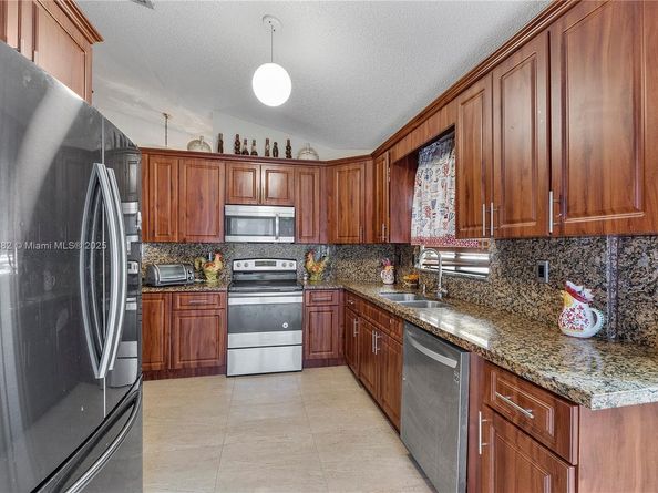 823 E Palm Run Dr, North Lauderdale FL 33068