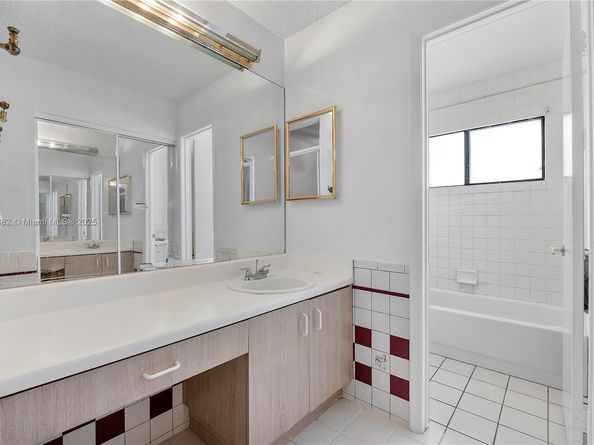 823 E Palm Run Dr, North Lauderdale FL 33068