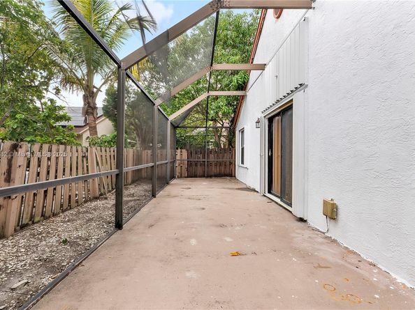 823 E Palm Run Dr, North Lauderdale FL 33068