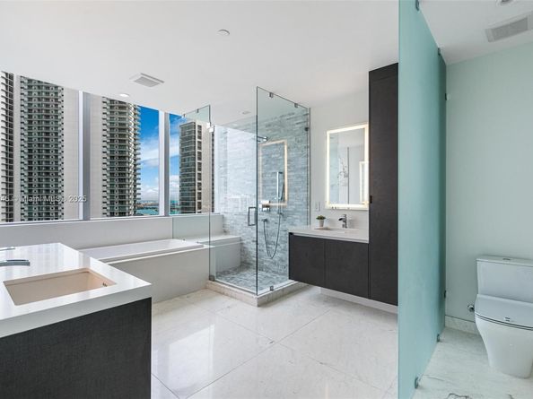 851 NE 1st Ave 3301, Miami FL 33132