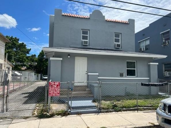 922 NW 2nd St, Miami FL 33128