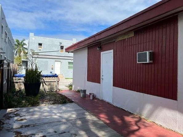 922 NW 2nd St, Miami FL 33128