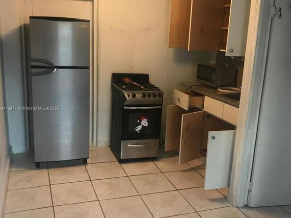 825 E 9th Ln, Hialeah FL 33010