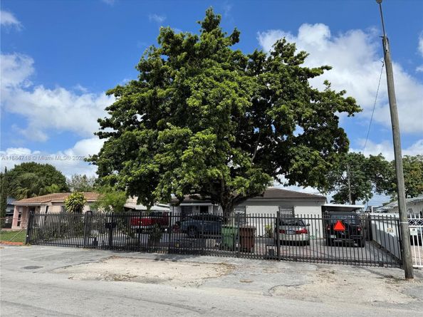 825 E 9th Ln, Hialeah FL 33010