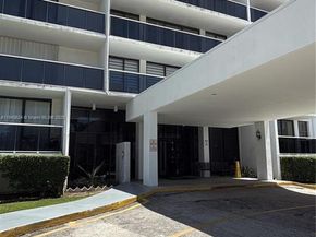 3675 N Country Club Dr 109, Aventura FL 33180