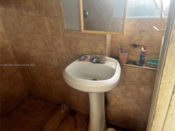 1132 NW 118th St, Miami FL 33168