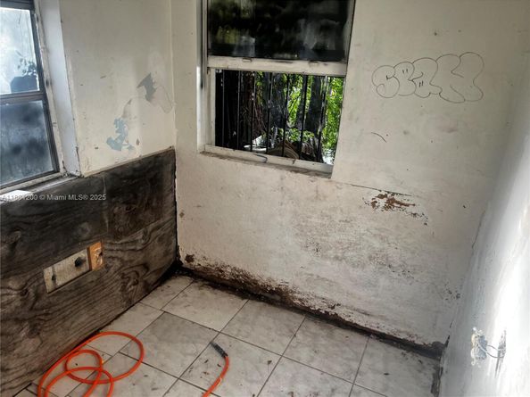 1132 NW 118th St, Miami FL 33168