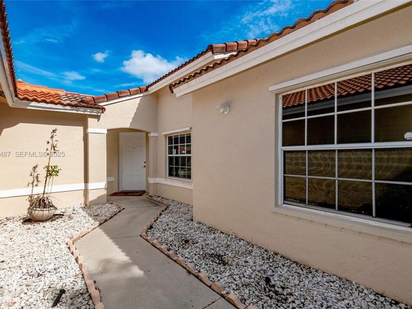 17925 SW 10th Ct, Pembroke Pines FL 33029