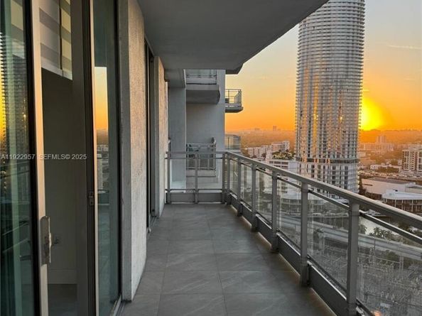 90 SW 3rd St 2408, Miami FL 33130