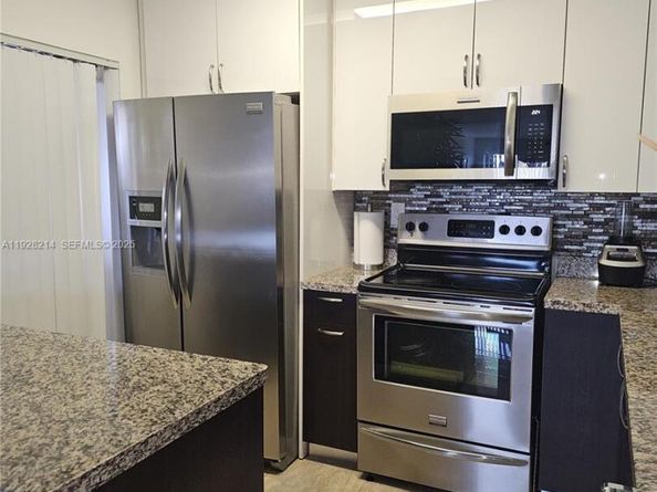 20160 NE 3rd Ct 8, Miami FL 33179